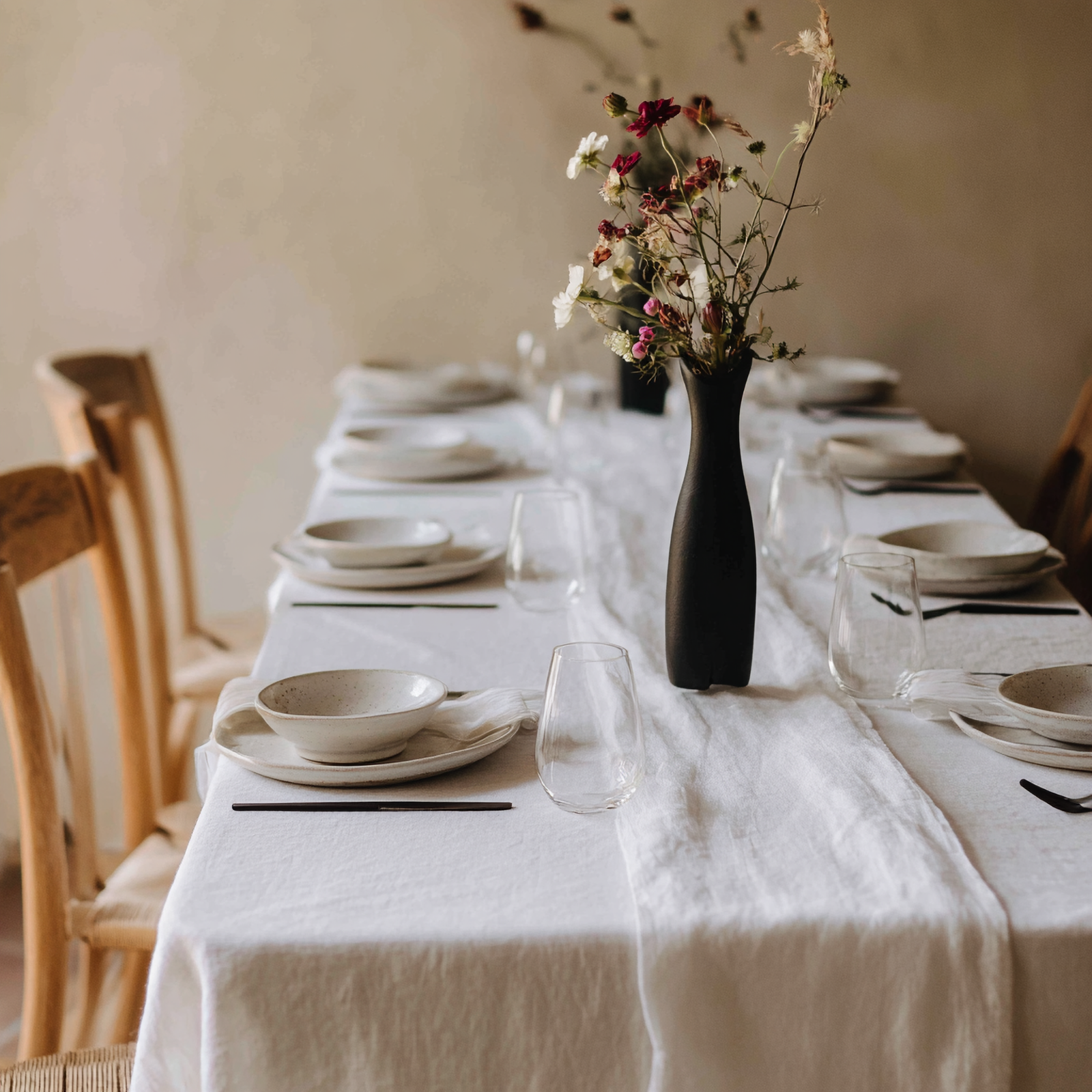 Mantel de lino amarillo vibrante con centro de mesa floral para un ambiente cálido y acogedor en el comedor.