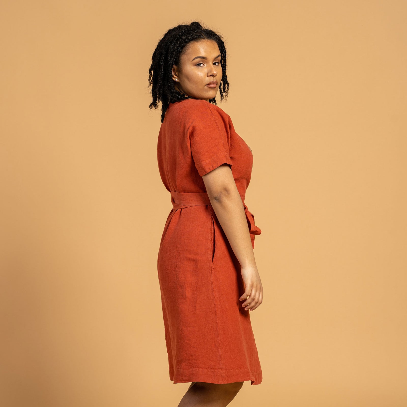 Vestido cruzado de lino Eliana color rojo canela