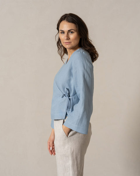 Blusa cruzada de lino Thea azul nublado