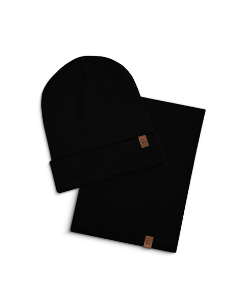 Conjunto de gorro negro de merino y braga Menique sobre fondo blanco