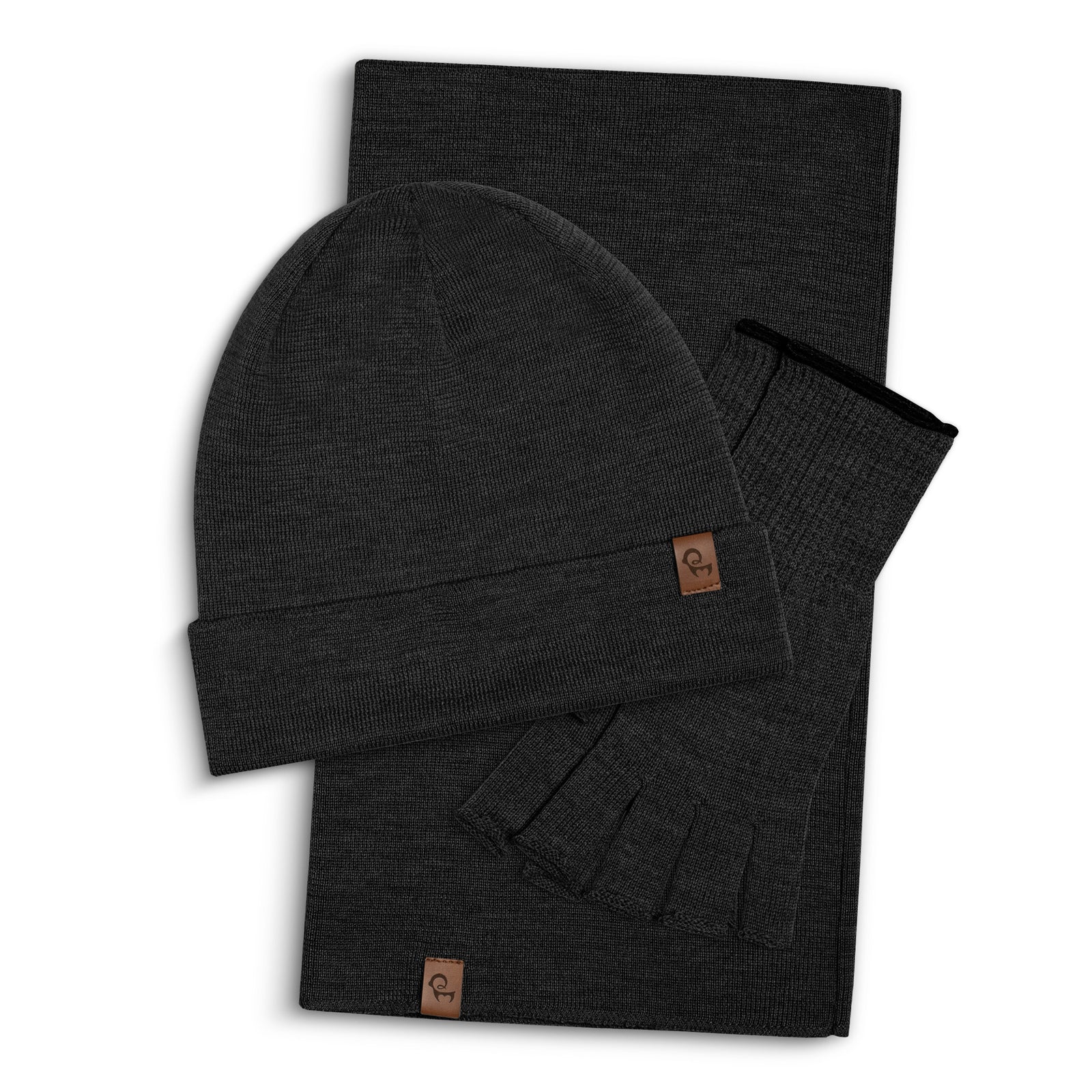 Conjunto de gorro de punto menique verde oscuro para hombre, braga de cuello y guantes sin dedos sobre fondo blanco