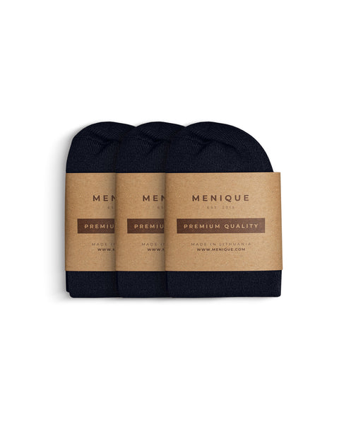 Par de calcetines de bambú para mujer en azul oscuro, cuidadosamente empaquetados con etiqueta de papel marrón Menique marcada con ‘Calidad Premium – Hecho en Lituania’.