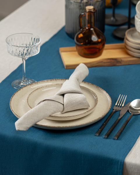 Mesa elegante con mantel de lino natural y servilleta de lino, camino de mesa azul cobalto.