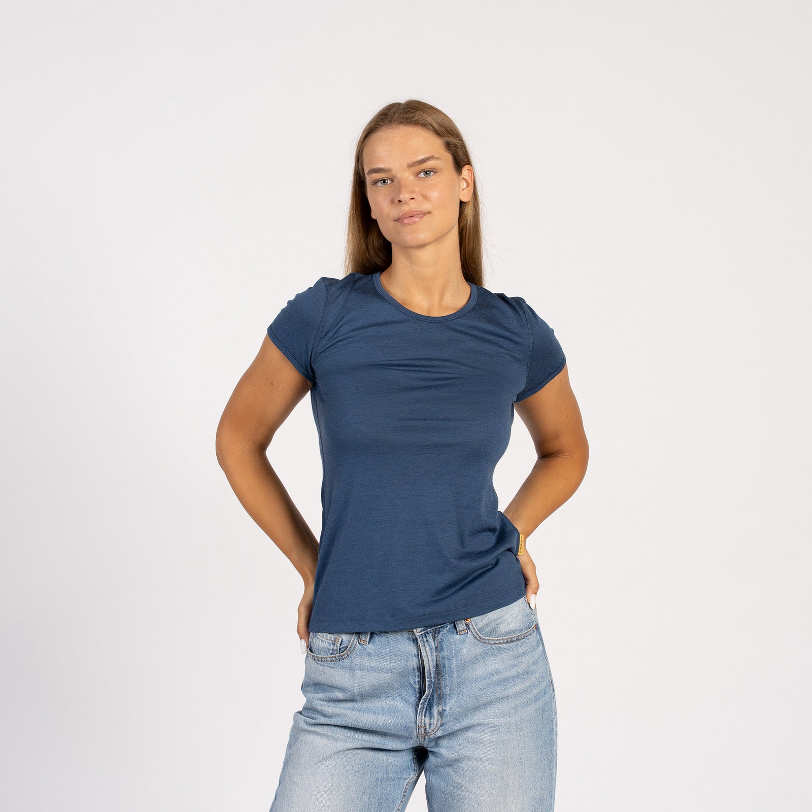 Vista lateral de modelo con camiseta de mezclilla de merino – camiseta suave y ligera de lana