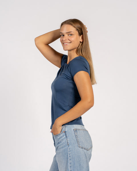 Vista lateral de modelo con camiseta de mezclilla de merino – camiseta suave y ligera de lana
