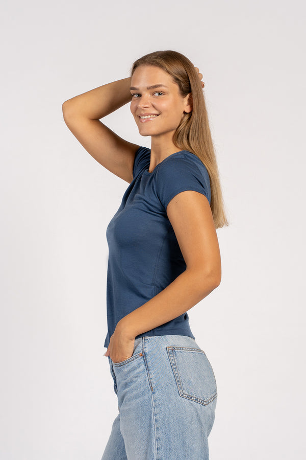 Vista lateral de modelo con camiseta de mezclilla de merino – camiseta suave y ligera de lana