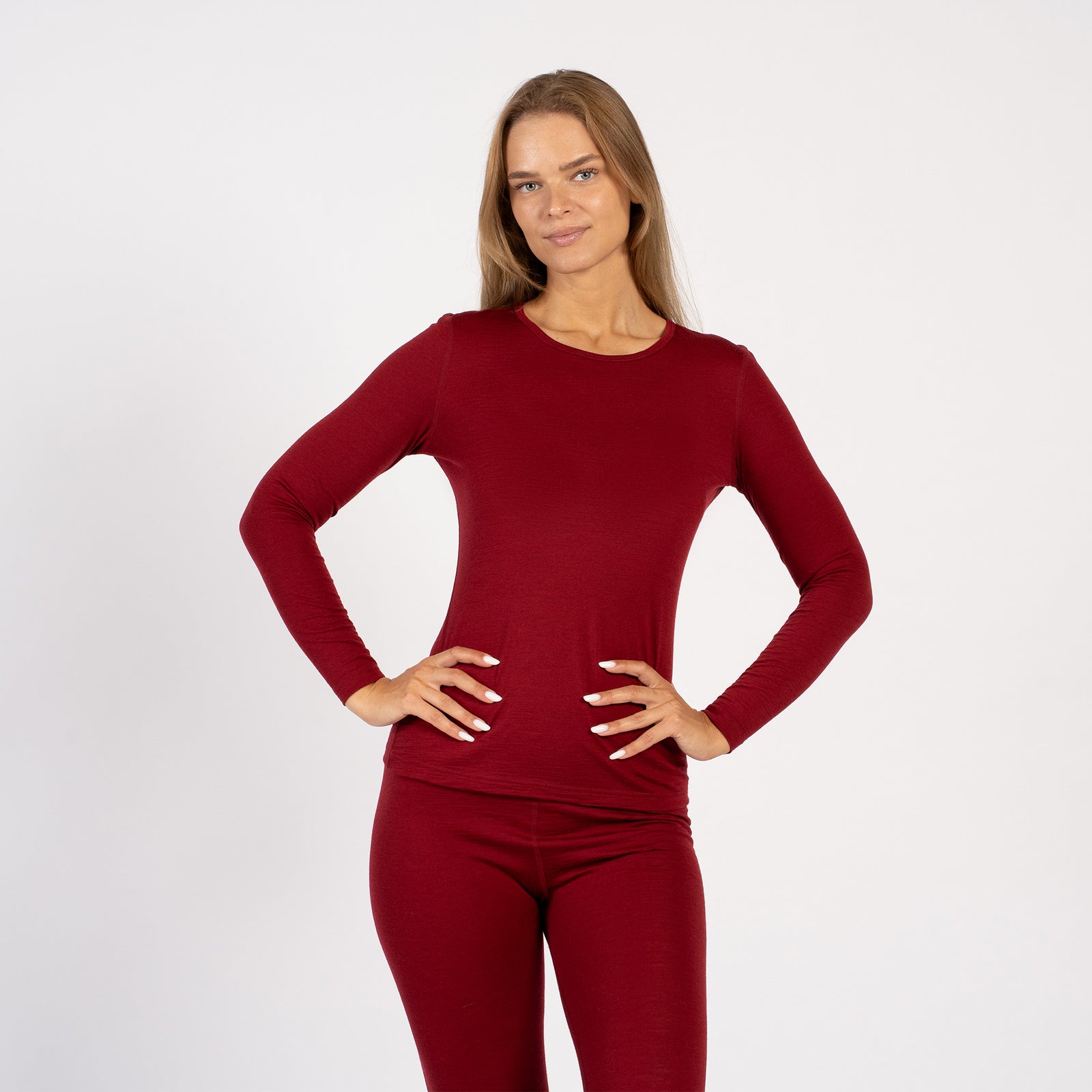 Mujer vistiendo camiseta térmica de manga larga de lana Merino cereza real – vista frontal