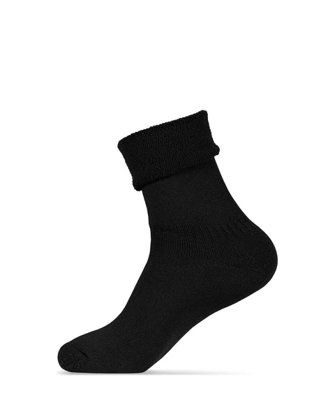 Los calcetines sherpa forrados de merino para mujer de menique en color negro, sobre un fondo blanco, con el puño del calcetín doblado visto de lado.