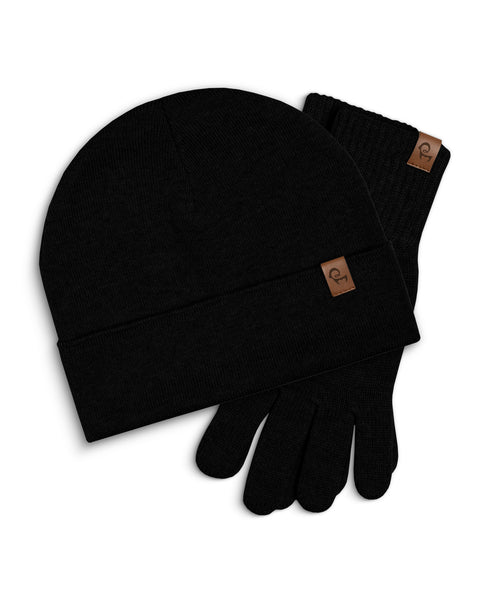 Conjunto de gorro negro y guantes con el logo de la marca sobre fondo blanco