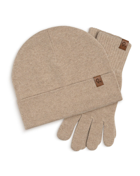 Conjunto de gorro y guantes de punto color beige cremoso sobre fondo blanco