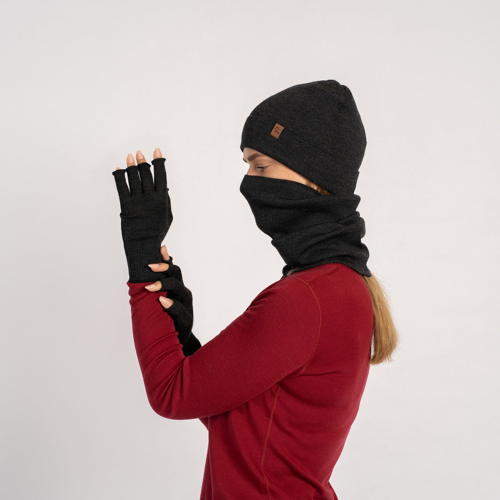 Conjunto de gorro de punto menique verde oscuro para hombre, braga de cuello y guantes sin dedos sobre fondo blanco