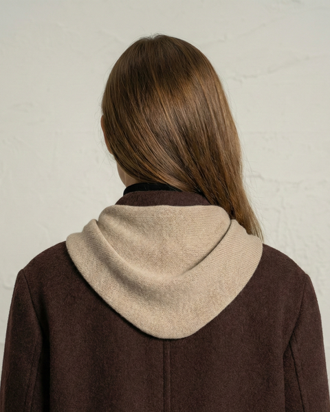 Vista trasera de mujer con pañuelo tipo bandana de punto de cachemir merino color beige cremoso.