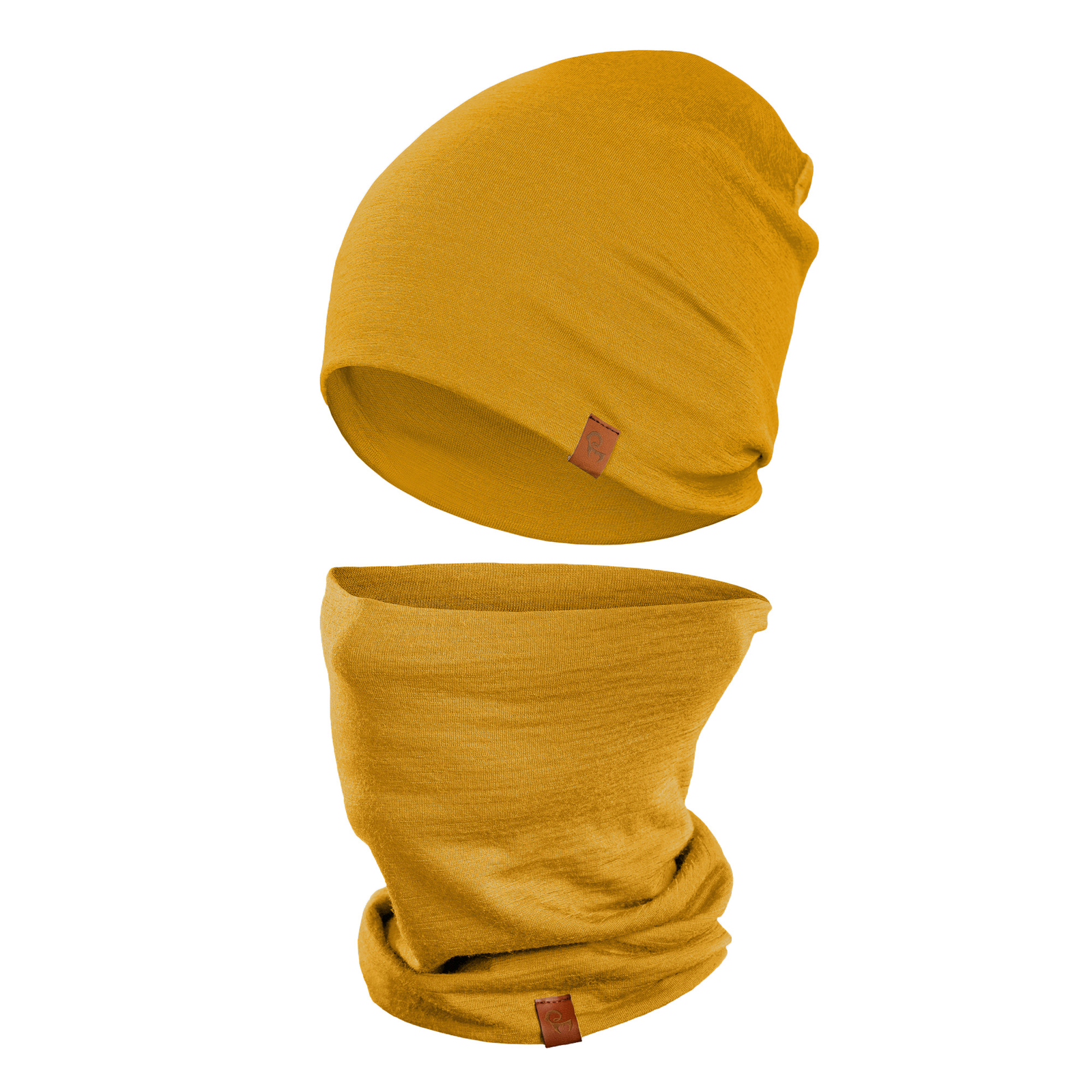 Una persona con ojos claros lleva un gorro menique de color amarillo picante que está bajado para cubrir parte de su frente y una braga de cuello a juego que está subida para cubrir su boca y nariz. Viste una camisa oscura de manga larga, y el fondo desenfocado sugiere un entorno al aire libre con árboles y follaje en tonos apagados.