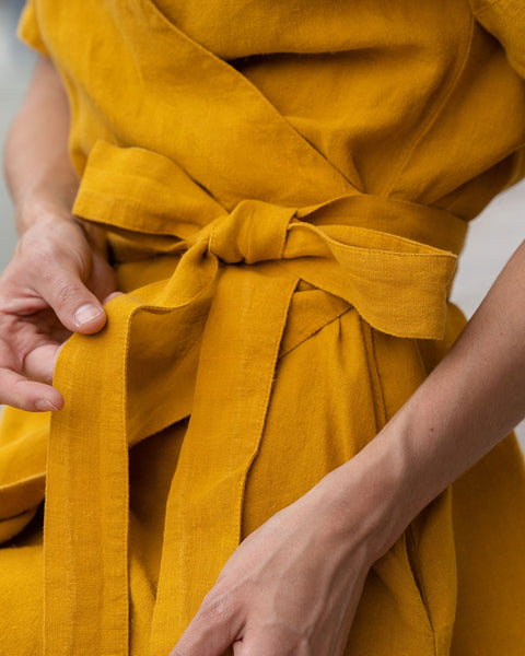 Vestido cruzado de lino Eliana Amarillo picante