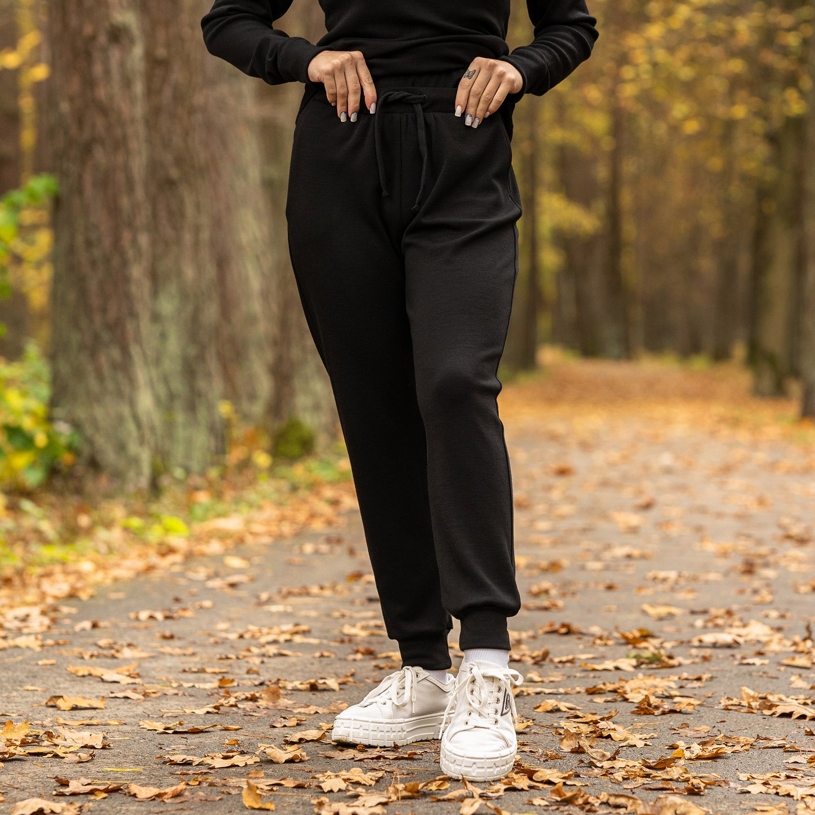 Conjunto para mujer Merino 250 de camiseta con cremallera en el cuello y pantalones deportivos jogger negro