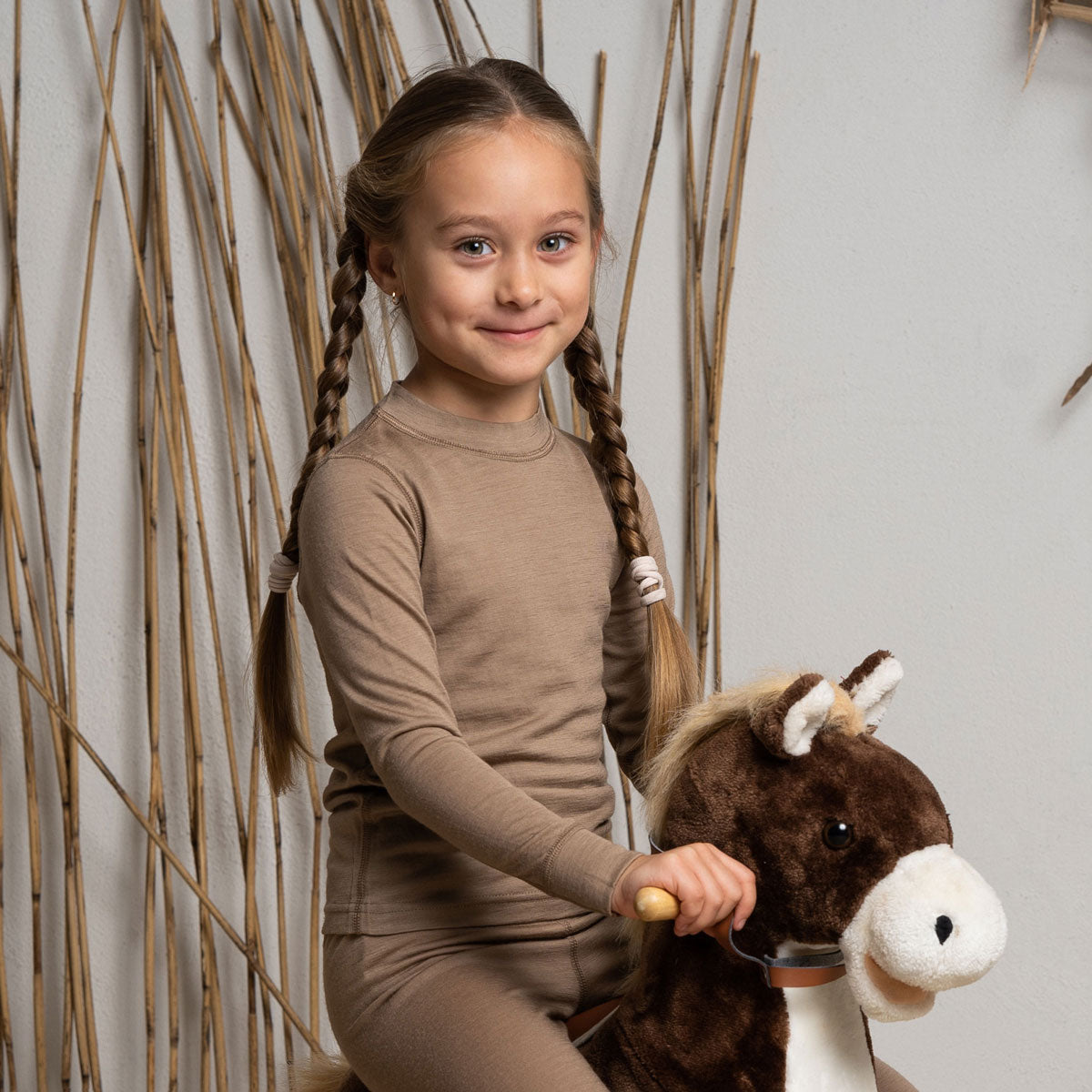 la camiseta de manga larga para niños menique de 160 g/m² de lana merina en color beige, vista frontal.